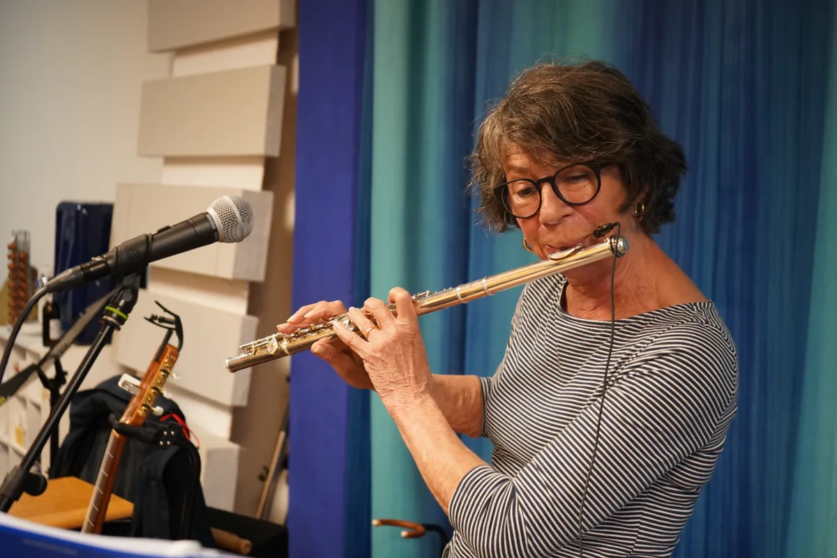 Eine Frau spielt Querflöte.